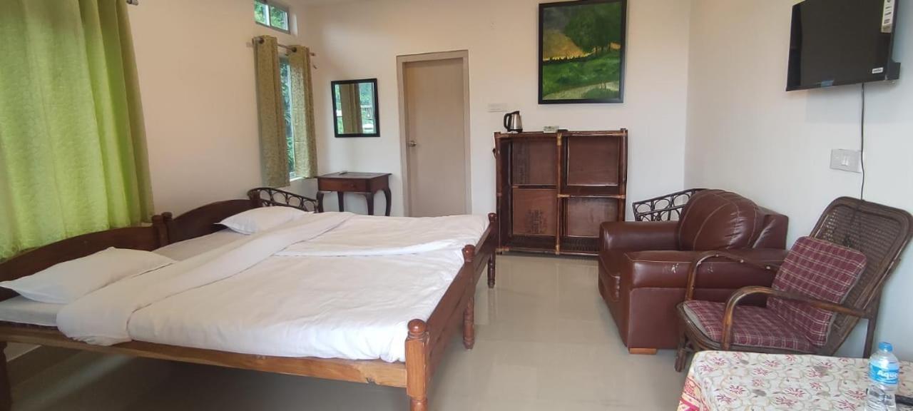 Hilltop Lodge Guwahati Quarto foto