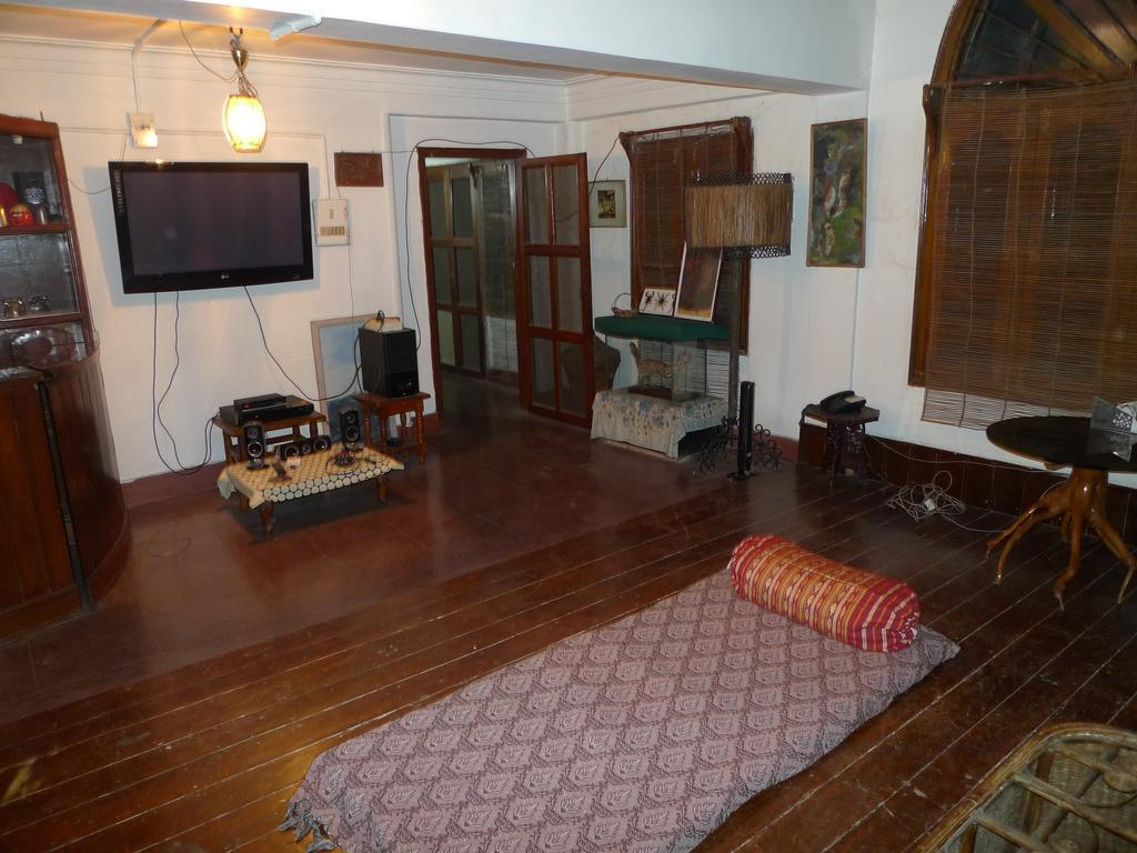 Hilltop Lodge Guwahati Quarto foto